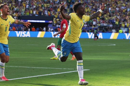 Raphinha, Vini Jr. e Douglas Santos se destacam nos números da estreia