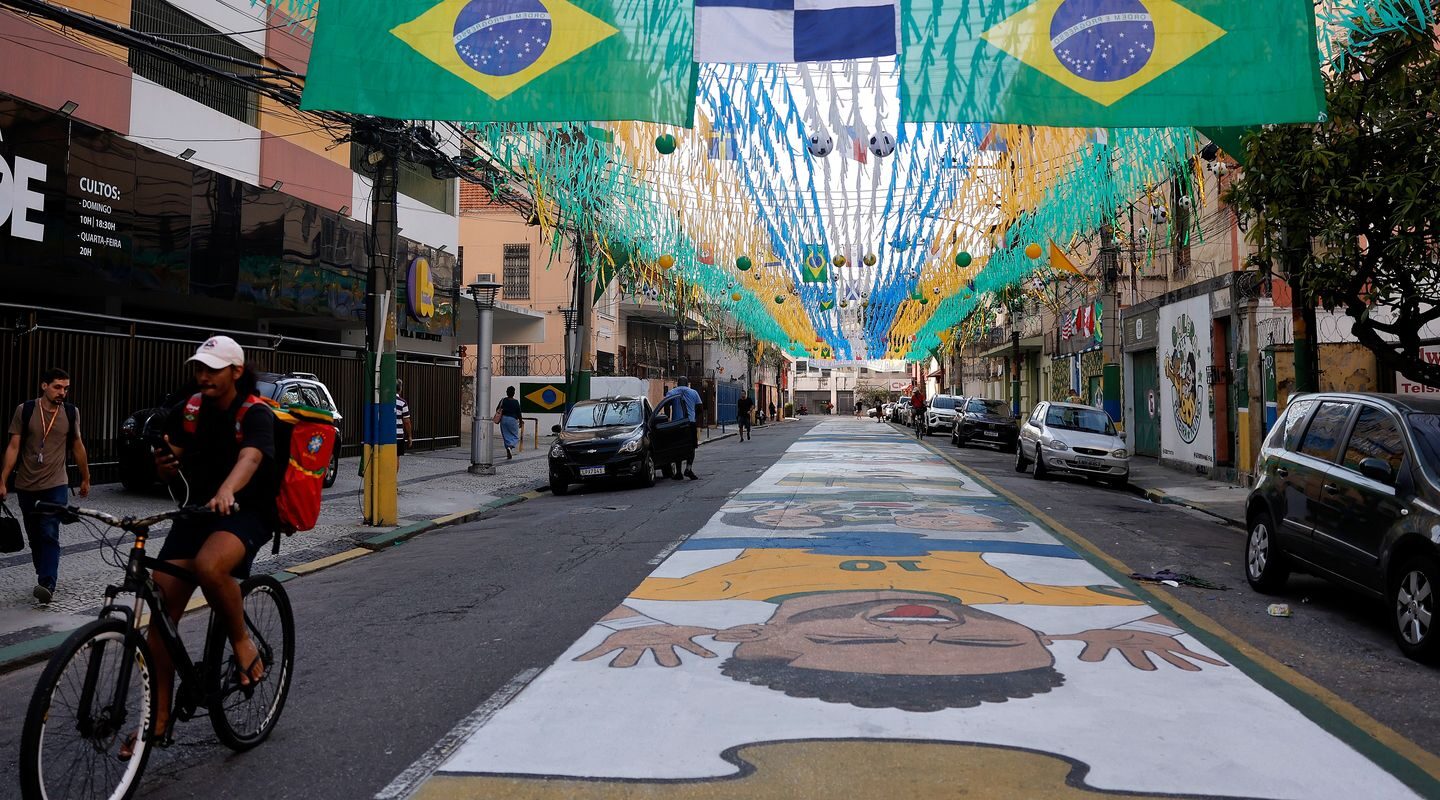 Ruas decoradas para Copa do Mundo reforçam vínculo comunitário no Rio