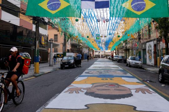 Ruas decoradas para Copa do Mundo reforçam vínculo comunitário no Rio