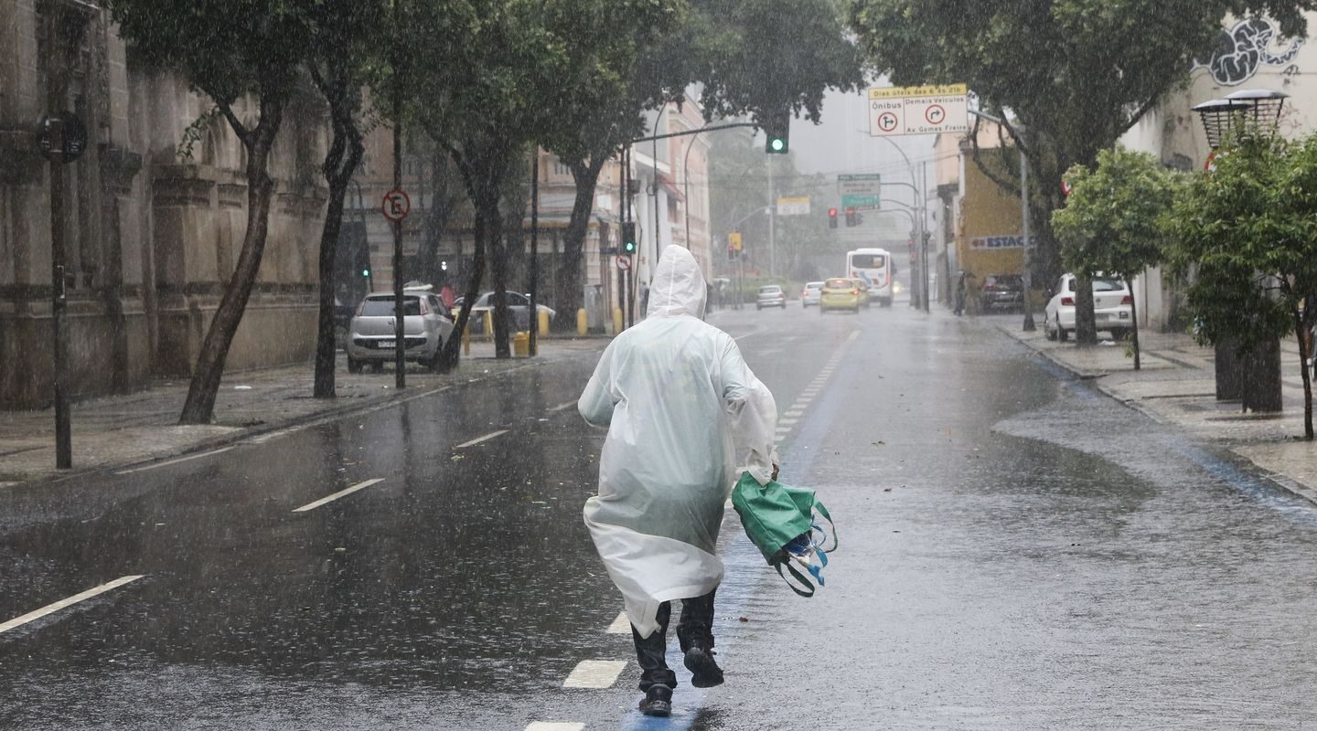 Sul, Sudeste e Centro-Oeste podem ter final de semana de chuva intensa