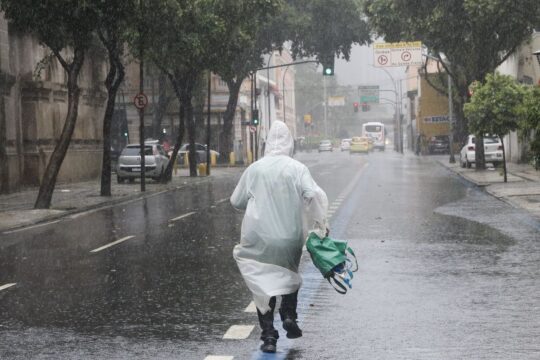 Sul, Sudeste e Centro-Oeste podem ter final de semana de chuva intensa