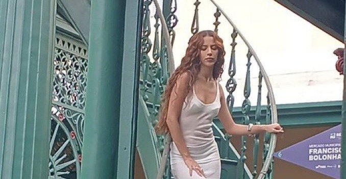 Marina Sena passeia pelo Ver-o-Peso e atende fãs durante gravações em Belém