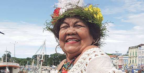 Dona Onete completa 87 anos e celebra a data em festa ao lado da família