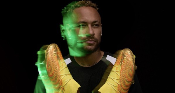 Neymar usa chuteira exclusiva para retorno à Seleção