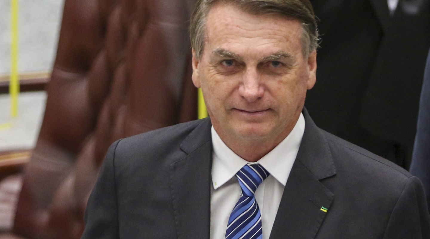 Alexandre de Moraes decide manter Bolsonaro em prisão domiciliar