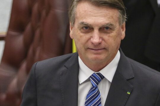 Alexandre de Moraes decide manter Bolsonaro em prisão domiciliar