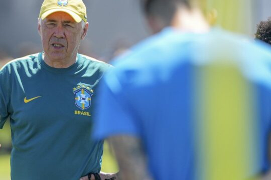 Ancelotti dá pista de Martinelli para vaga de Paquetá contra Noruega