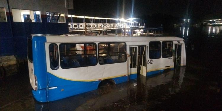 Micro-ônibus é retirado do Rio Itaporanga após acidente em Barcarena