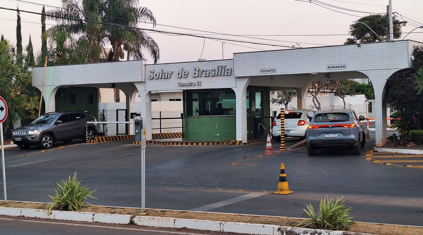 Bolsonaro pede autorização para receber Mileii na prisão domiciliar