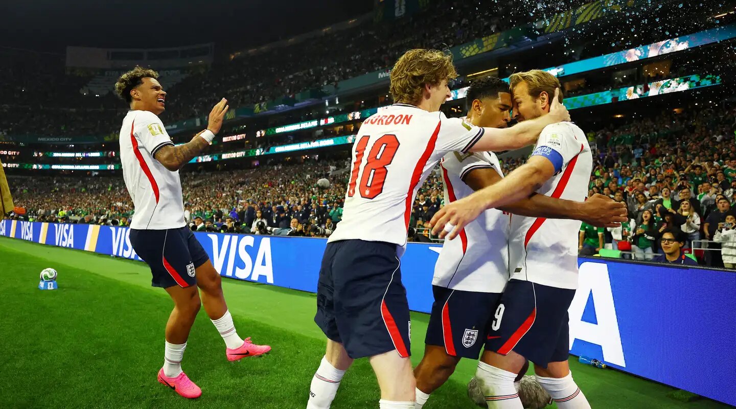 Com um a menos, Inglaterra derruba México no Azteca e segue na Copa