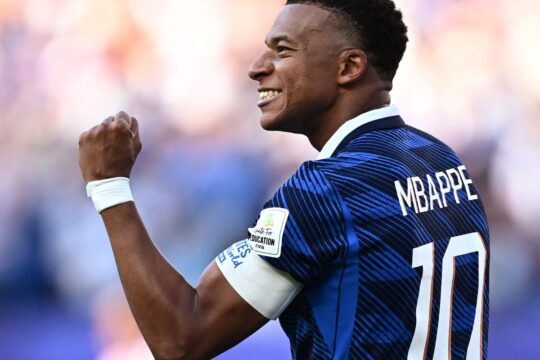 De pênalti, França vence retranca do Paraguai e se classifica na Copa