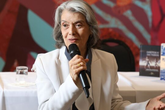 Democracia está nas mãos do povo, não em palácios, diz Cármen Lúcia