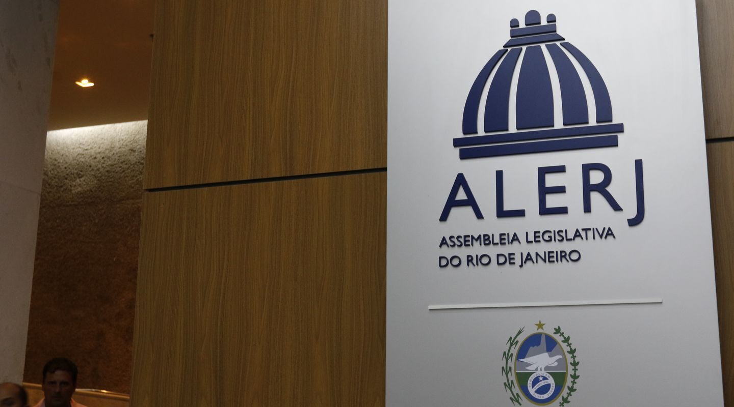 Deputados do RJ aprovam tornozeleira rosa para agressores de mulheres
