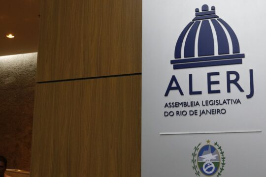 Deputados do RJ aprovam tornozeleira rosa para agressores de mulheres