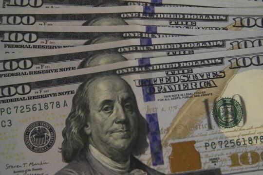Dólar cai a R$ 5,13, e bolsa recua em dia de ajuste no mercado