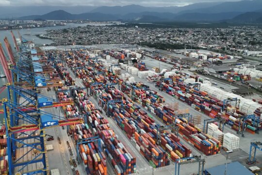 Exportações batem recorde e déficit das contas externas cai em junho
