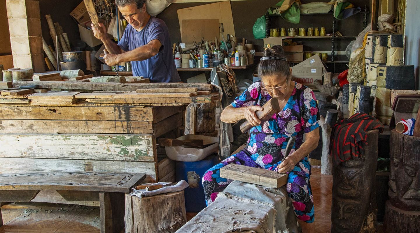 Família da escultora Conceição dos Bugres apresenta suas obras no Rio