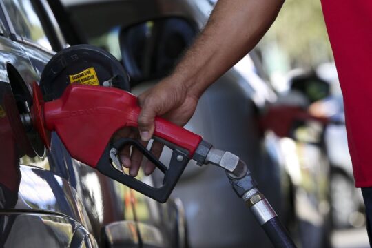 Governo adia reunião que pode aumentar etanol na gasolina para 32%