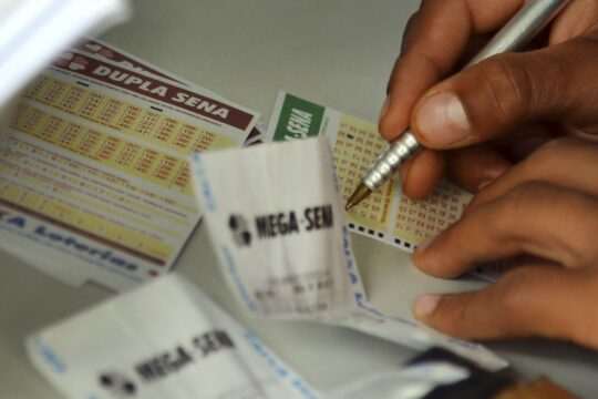 Mega-Sena acumula novamente e prêmio principal vai para R$ 45 milhões