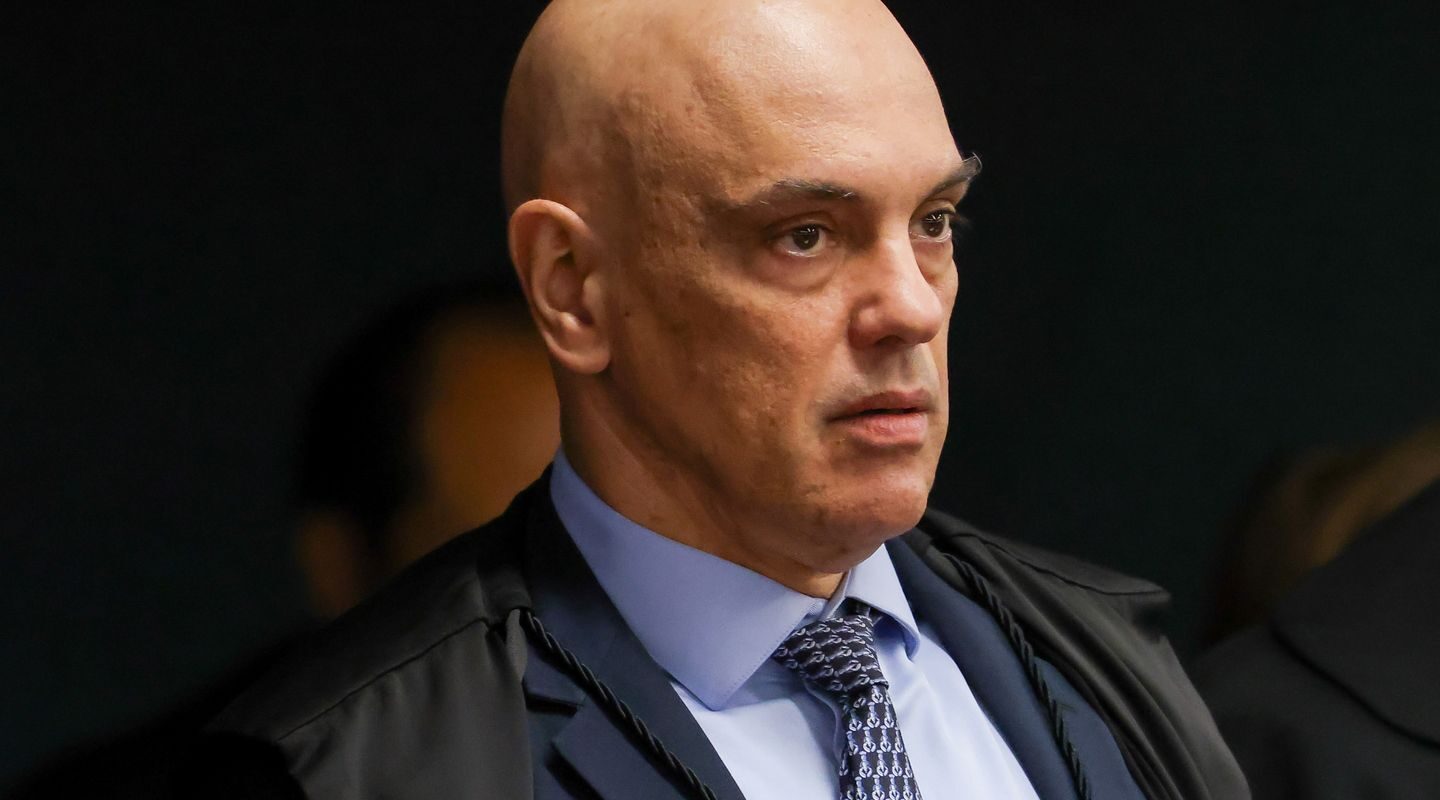 Moraes volta a pedir que PGR se manifeste sobre arma de Bolsonaro