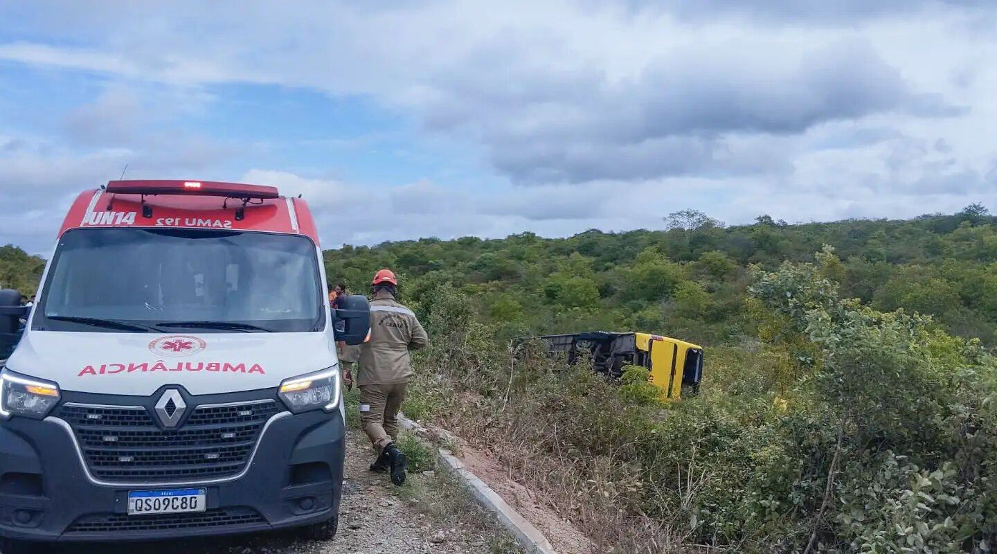 Ônibus com romeiros tomba no Ceará e provoca morte de duas pessoas