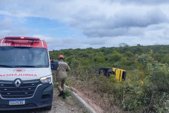Ônibus com romeiros tomba no Ceará e provoca morte de duas pessoas