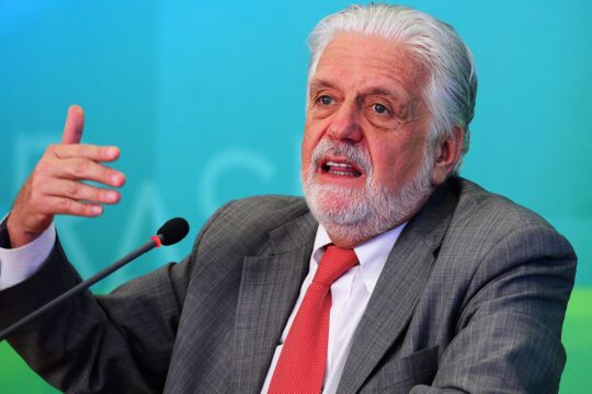 PF intima Jaques Wagner a depor sobre investigações do Banco Master