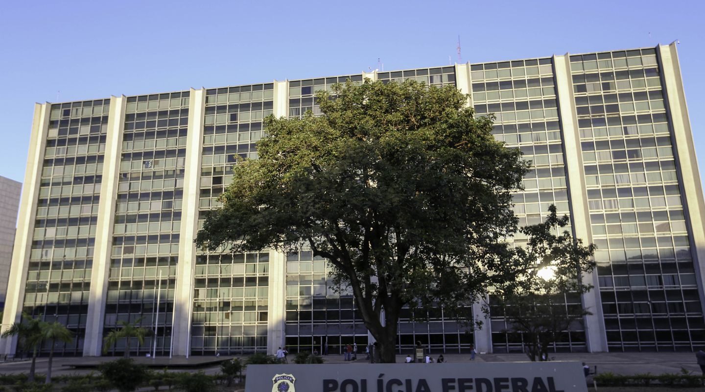 Polícia Federal faz operação para conter lavagem de dinheiro do PCC