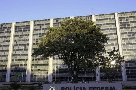 Polícia Federal faz operação para conter lavagem de dinheiro do PCC