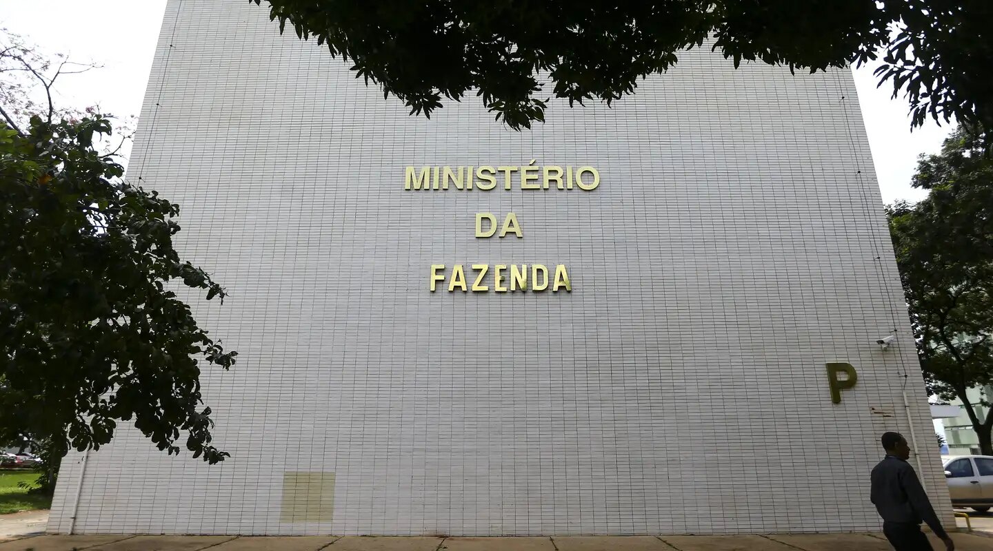 Projeção oficial de inflação sobe para 5,1%, com estouro da meta