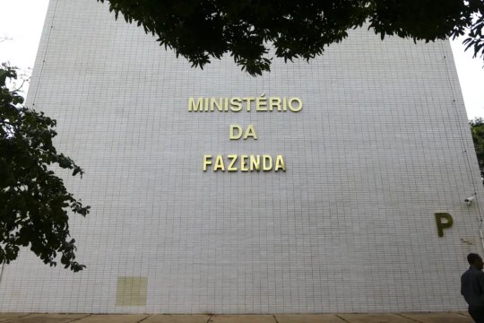Projeção oficial de inflação sobe para 5,1%, com estouro da meta