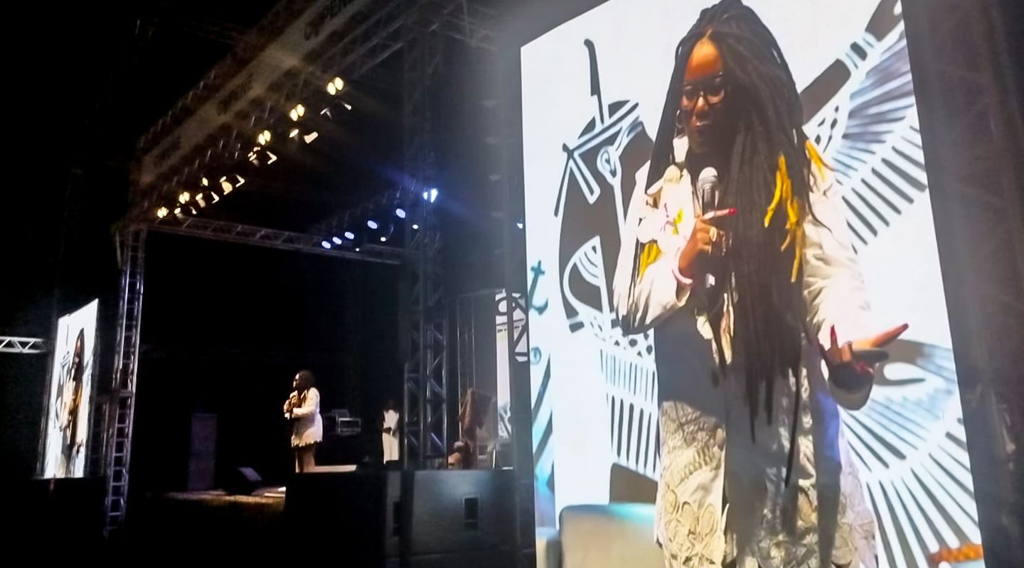 “Racismo foi reduzido a chamar alguém de macaco”, critica escritora