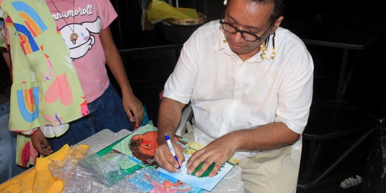 Rafael Serrão lança livro inspirado em crianças da Vila da Barca durante evento na UFPA
