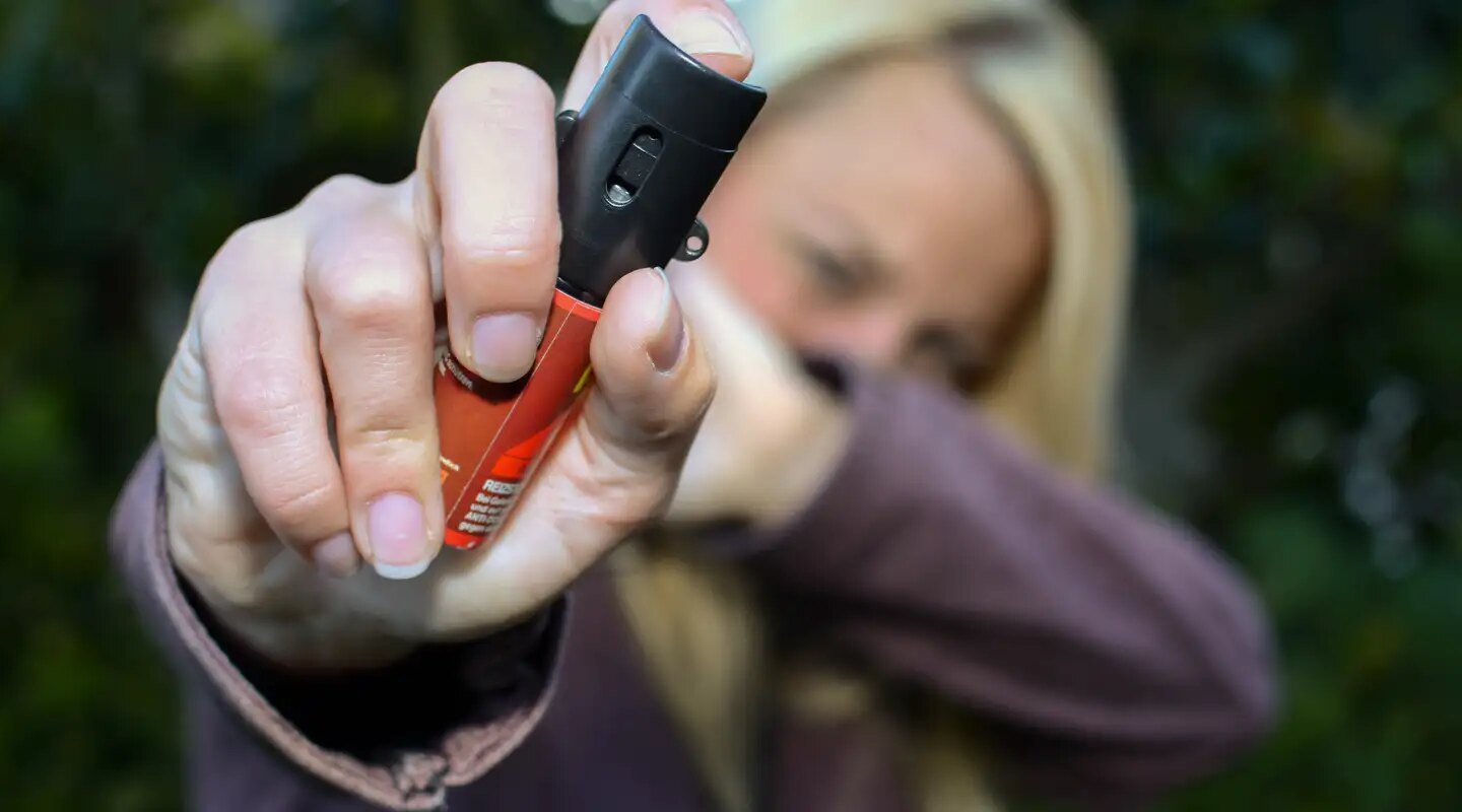 Mulheres podem comprar e usar spray de pimenta para defesa pessoal