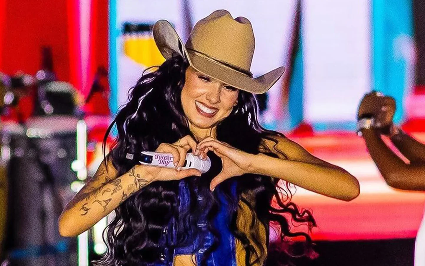 Ana Castela lamenta morte de fã que passou mal durante show em Minas Gerais