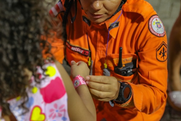 Pulseiras com QR Code ajudam a localizar crianças nas praias do Pará