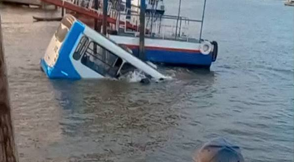 Corpo de Bombeiros descarta mortes após ônibus cair em rio em Barcarena