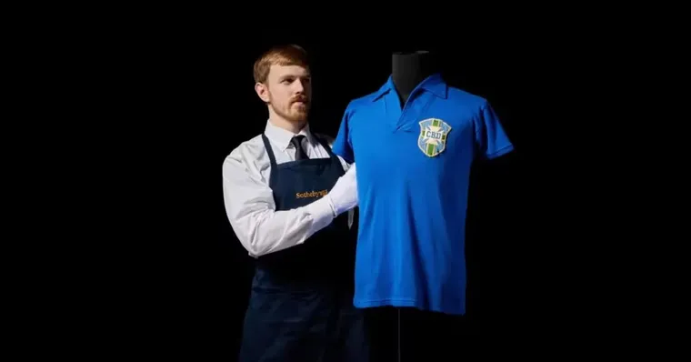 Camisa usada por Pelé na final da Copa de 1958 é leiloada por cerca de R$ 25 milhões