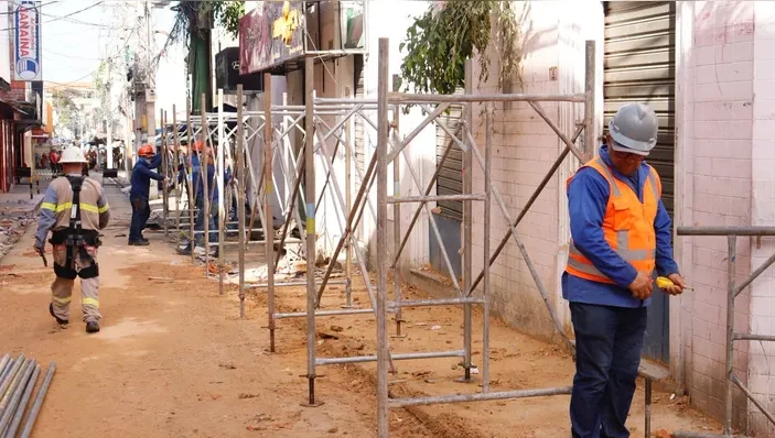 Circulação de pedestres é liberada após desabamento parcial de casarão no Comércio, em Belém