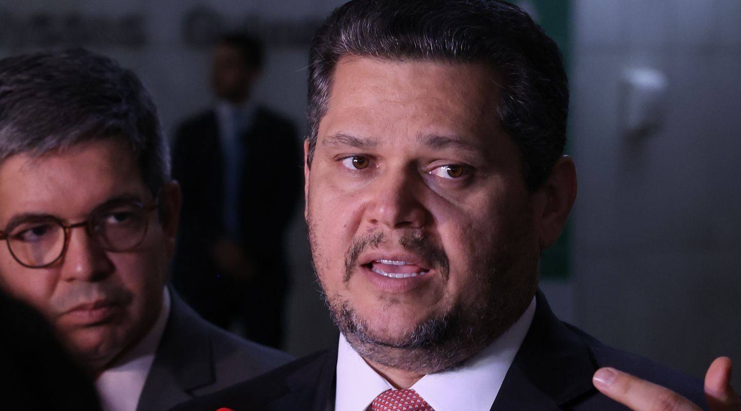 Alcolumbre envia PEC do fim da escala 6×1 para CCJ do Senado