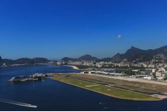 Avião derrapa no Santos Dumont e voos são cancelados