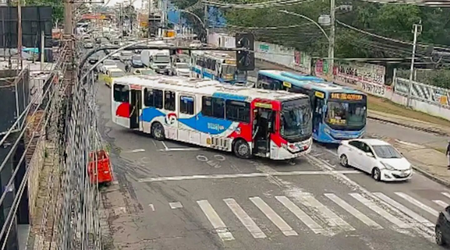 Criminosos usam ônibus em barricadas contra operação policial no Rio