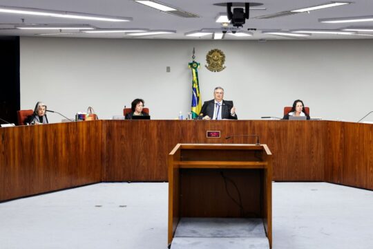 Dino e Moraes defendem rediscutir dispensa de diploma para jornalista