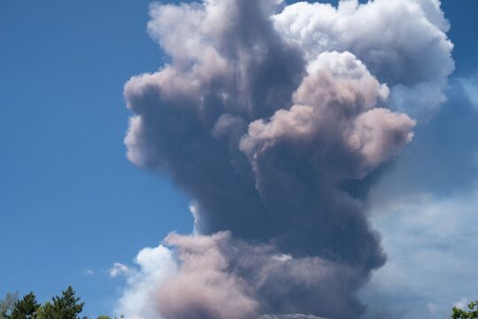 Erupção do Etna prolonga fechamento de aeroporto na Sicília