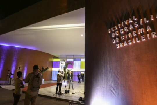 Festival de cinema de Brasília é cancelado; classe artística repudia