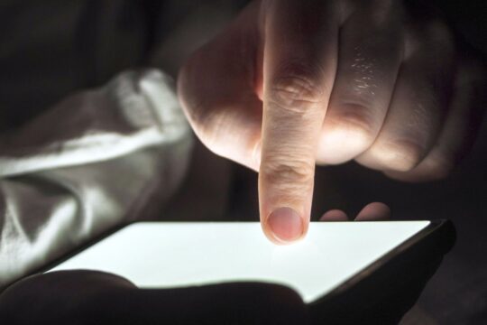 Lei amplia punição a crimes sexuais online contra crianças; entenda