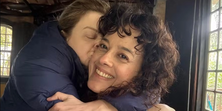 Maeve Jinkings celebra 50 anos ao lado da namorada; romance começou no Pará