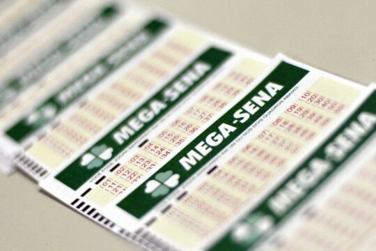 Mega Sena acumula e pode pagar R$ 100 milhões neste domingo