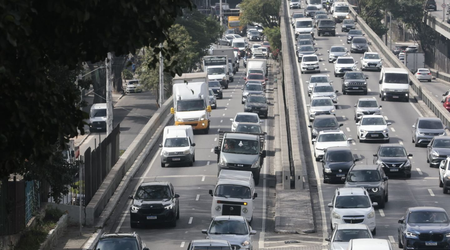 Paralisação de trens causa congestionamento nas ruas de SP
