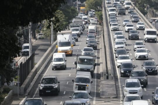 Paralisação de trens causa congestionamento nas ruas de SP